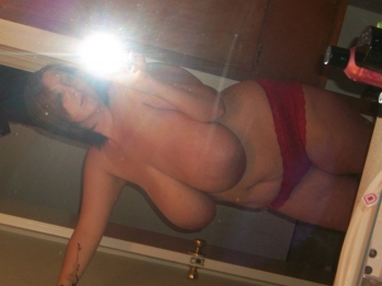 Amateur chubby posing and shows her big melons